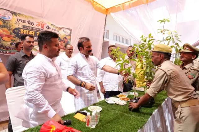 Chandauli News:'एक पेड़ माँ के नाम' अभियान के तहत विधायक सुशील सिंह ने किया पौधारोपण, पर्यावरण संरक्षण का दिया संदेश.
