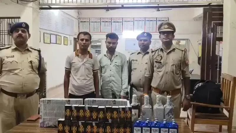 Chandauli News: रेलवे यार्ड में 19.35 लीटर अंग्रेजी शराब के साथ दो तस्कर गिरफ्तार.
