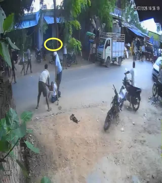 Chandauli News: पैसों के विवाद में दबँगो ने असलहे से बोला हमला, बीच सड़क मारपीट के बाद कि फायरिंग.
