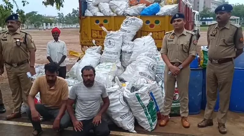 Sonbhadra News: पुलिस ने पकड़ा नकली शराब का अंतर्राज्यीय सिंडिकेट, ट्रेलर से 36 हजार बोतलें और शराब बनाने का सामान बरामद.
