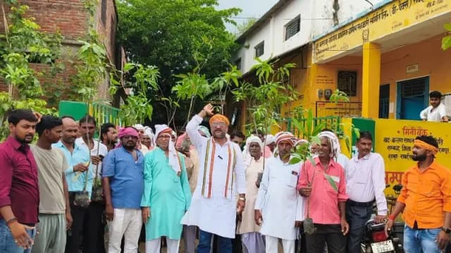 Sonbhadra News: डीएपी-यूरिया को लेकर किसानों का प्रदर्शन, मांगें पूरी न होने पर आंदोलन की चेतावनी.