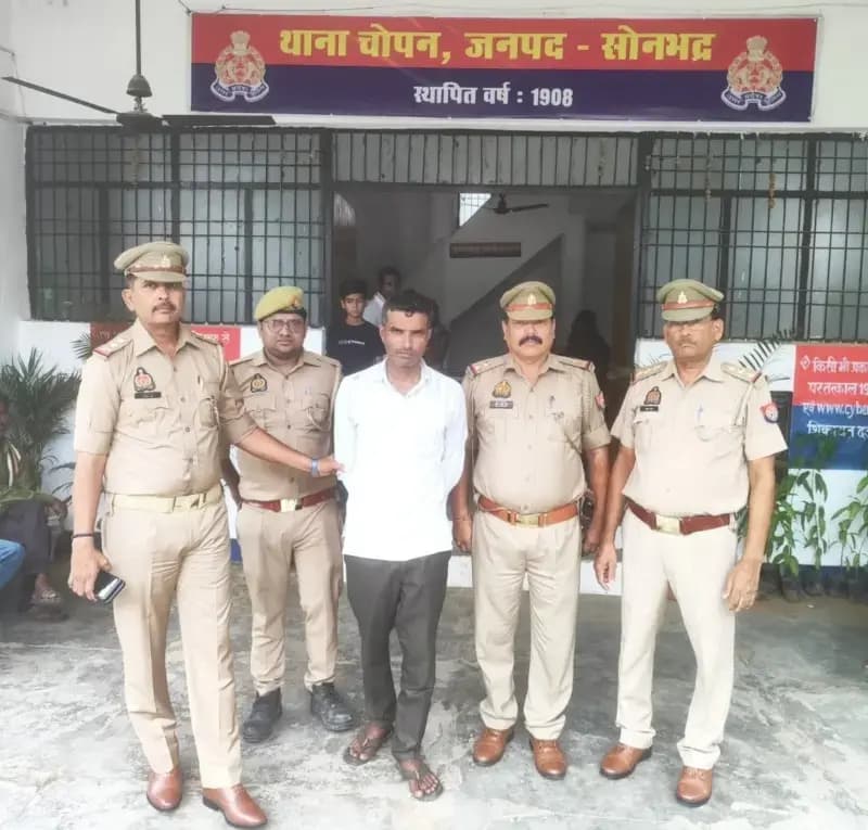 Sonbhadra News: ₹20 हजार का इनामी गैंगस्टर चोपन बस स्टैंड से गिरफ्तार.