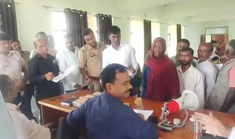 Chandauli News: राजस्व निरीक्षक पर पैमाइश के नाम पर 20 हजार रुपये रिश्वत मांगने का आरोप, पीड़िता ने कि SDM से शिकायत.
