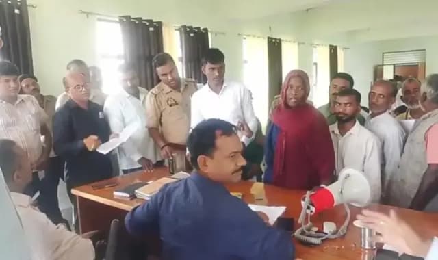 Chandauli News: राजस्व निरीक्षक पर पैमाइश के नाम पर 20 हजार रुपये रिश्वत मांगने का आरोप, पीड़िता ने कि SDM से शिकायत.
