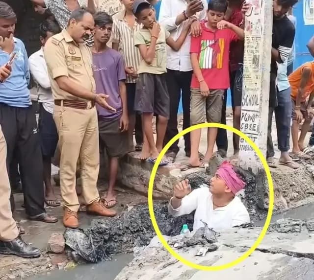 Chandauli News: नाला सफाई में लापरवाही पर ग्रामीणों का विरोध, नाले में उतरकर बैठा युवक, पुलिस ने हटाया.