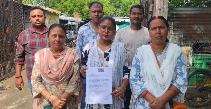 Chandauli News: संपूर्ण समाधान दिवस में गूंजा सुभाष नगर तालाब का मामला, सभासद ने रेलवे लाइन से सीमांकन कराने की उठाई मांग.

