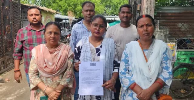 Chandauli News: संपूर्ण समाधान दिवस में गूंजा सुभाष नगर तालाब का मामला, सभासद ने रेलवे लाइन से सीमांकन कराने की उठाई मांग.
