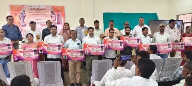 Sonbhadra News: ओबरा में शिक्षकों को मिले कैशलेस चिकित्सा कार्ड, मुख्यमंत्री ने डीबीटी योजना का किया शुभारंभ.