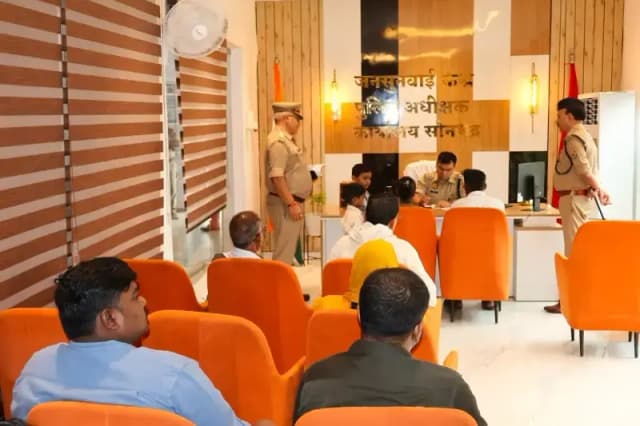 Sonbhadra News: एसपी अभिषेक वर्मा ने सुनी जनसमस्याएं, समयबद्ध निस्तारण के दिए निर्देश.