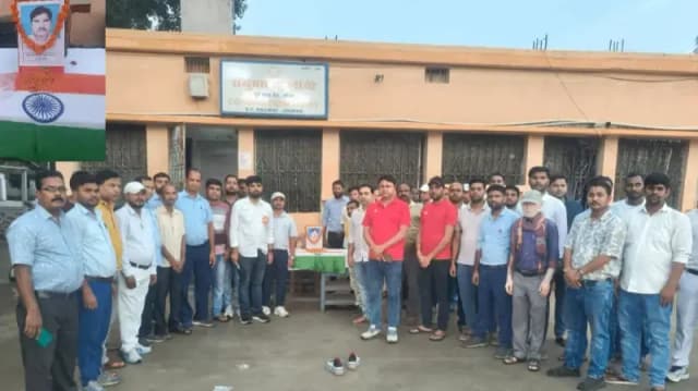 Sonbhadra News: चोपन रेलवे स्टेशन पर सर्वदलीय रेलवे संगठनों की ऐतिहासिक श्रद्धांजलि सभा, दिवंगत सीएलआई बी. चंपिया को दी भावभीनी श्रद्धांजलि.