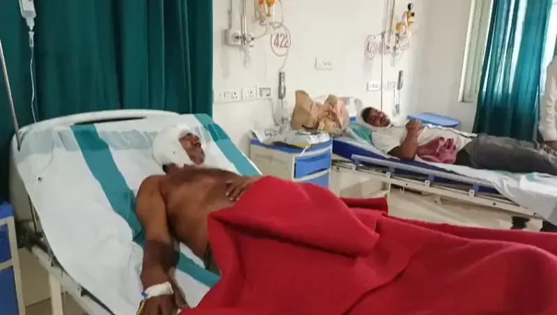 Chandauli News: दो समुदायों के बीच हिंसक झड़प, तलवार से हमले का आरोप; युवक का कान कटा, पिता गंभीर.
