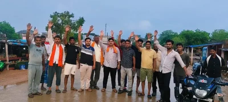Sonbhadra News: पहली बारिश में ही तालाब बनी नई सड़क, ग्रामीणों का फूटा गुस्सा.