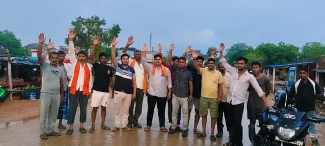 Sonbhadra News: पहली बारिश में ही तालाब बनी नई सड़क, ग्रामीणों का फूटा गुस्सा.