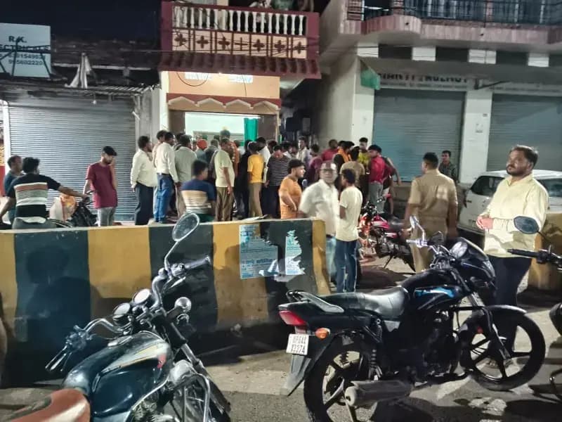 Sonbhadra News: ट्रक की चपेट में आए बाइक सवार की मौत, मचा कोहराम.