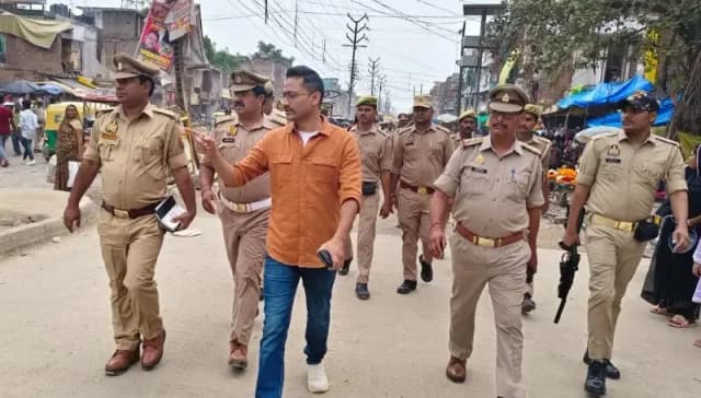 Chandauli News: सड़क पर अतिक्रमण करने वालों को SP की चेतावनी, पैदल गश्त कर परखी यातायात व्यवस्था.
