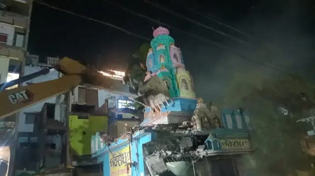 Chandauli News: काली मंदिर का मलबा हटाते समय बड़ा हादसा, एक मजदूर की मौत, दूसरा घायल.
