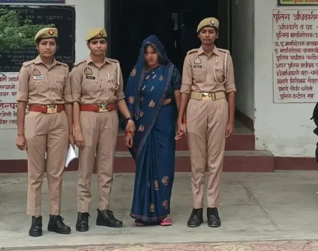 Chandauli News: गो-तस्करी मामले में फरार वाहन स्वामिनी गिरफ्तार, बोलेरो पिकअप गो-तस्करों को देने की बात कबूली.
