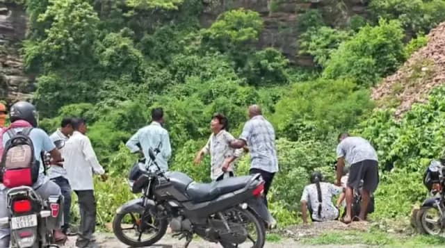 Sonbhadra News: मारकुंडी घाटी की 100 फीट गहरी खाई में नवदंपति के शव मिलने से सनसनी.
