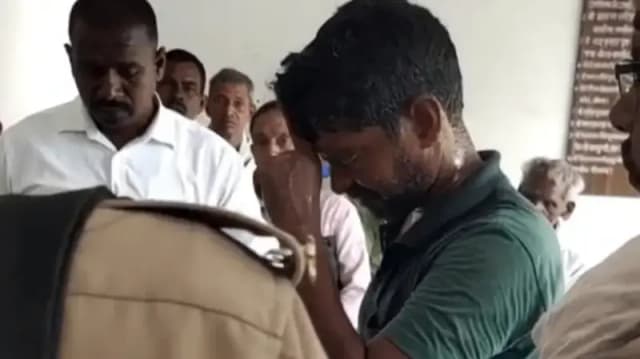 Sonbhadra News: कलेक्ट्रेट परिसर में युवक ने आत्मदाह का किया प्रयास, सुरक्षाकर्मियों की सतर्कता से टला बड़ा हादसा, वीडियो वायरल.