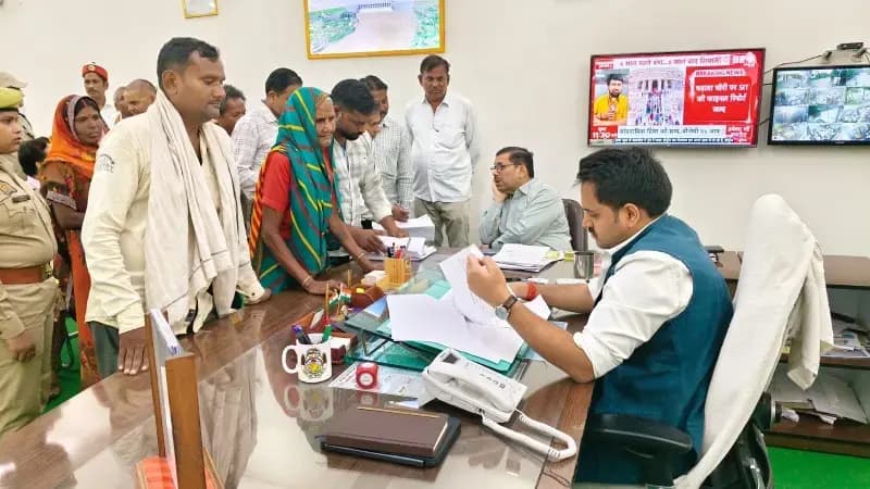 Sonbhadra News: जनसुनवाई में जिलाधिकारी ने सुनीं फरियादियों की समस्याएं, अधिकारियों को समयबद्ध निस्तारण के दिए निर्देश.