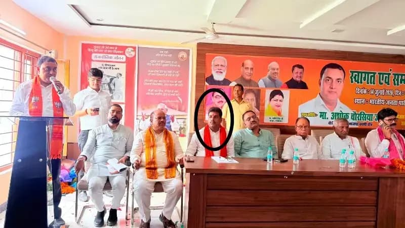 Chandauli News: भाजपा मंच पर ब्राह्मण प्रतिनिधित्व को लेकर विवाद, जिला पंचायत सदस्य संजय पाण्डेय ने उठाए सवाल.
