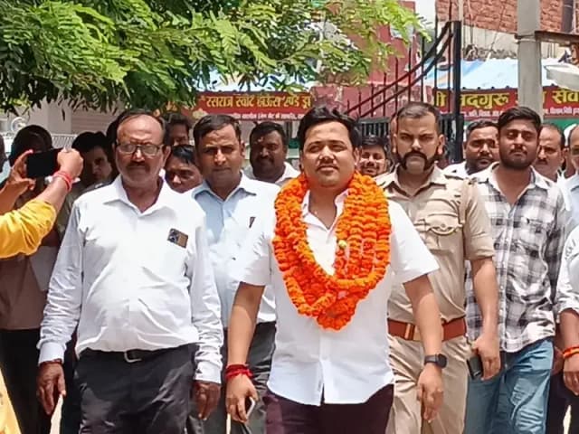 Chandauli News: एसडीएम कुंदन राज कपूर का वाराणसी तबादला, फरियादियों ने जताई मायूसी.

