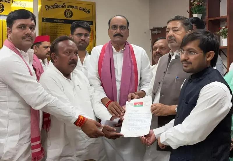 Chandauli News: किसानों की समस्याओं पर सपा का कलेक्ट्रेट घेराव, सांसद वीरेंद्र सिंह ने डीएम को सौंपा ज्ञापन,  आंदोलन की चेतावनी.
