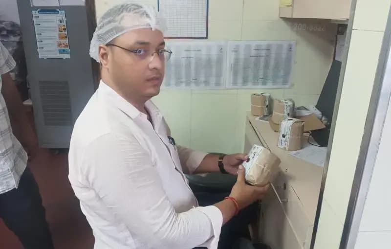 Chandauli News:डोमिनोज पिज्जा आउटलेट पर खाद्य विभाग की छापेमारी, जांच के लिए भेजे नमूने.
