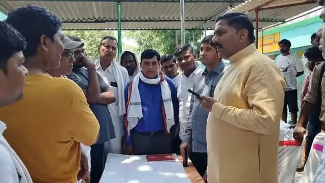 Chandauli News: विधायक के आश्वासन के बाद भी रेलवे ने बंद किया नाला, नाराज 10 गांवों के ग्रामीणों ने दी वोट बहिष्कार की चेतावनी.
