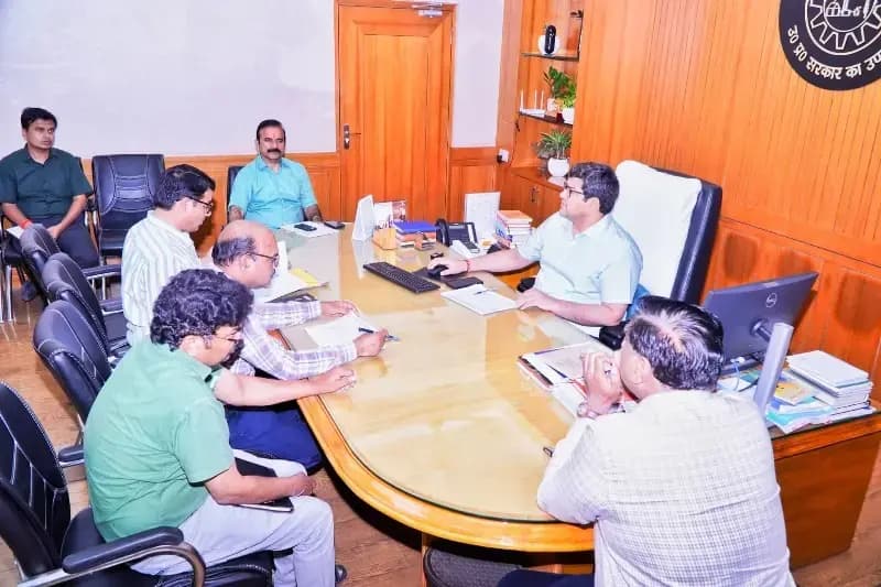 Chandauli News: बिजली समस्या पर सख्त हुए विधायक सुशील सिंह, लो वोल्टेज और ट्रिपिंग दूर करने के दिए निर्देश.
