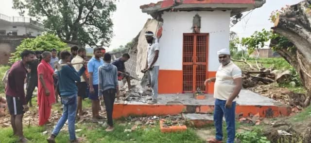 Chandauli News: पीपल का विशाल पेड़ गिरने से शिव-हनुमान मंदिर ध्वस्त, ग्रामीणों ने श्रमदान कर हटाया मलबा.
