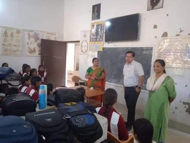 Chandauli News: औचक निरीक्षण में 50 शिक्षक-कर्मचारी मिले अनुपस्थित, डीआईओएस ने मांगा जवाब; वेतन रोकने की चेतावनी.