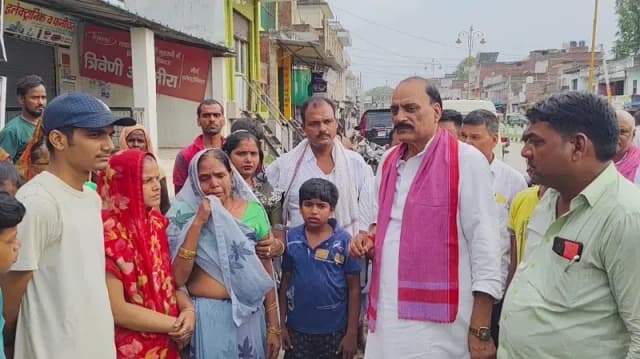 Chandauli News: अग्निकांड पीड़ित परिवार से मिले विधायक प्रभु नारायण सिंह, प्रशासन से आर्थिक मदद दिलाने का दिया भरोसा.
