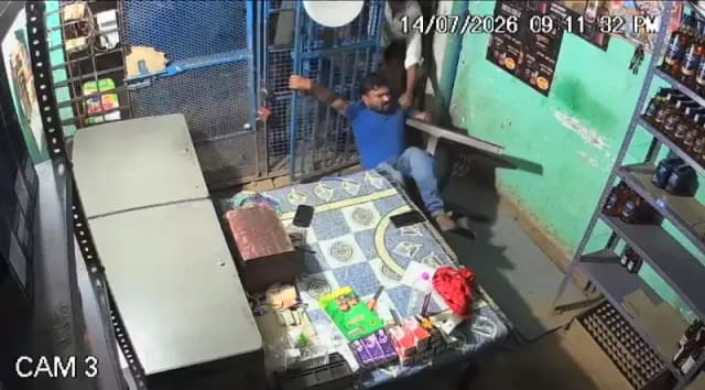 Sonbhadra News: उधारी में शराब न मिलने पर दबंगों का तांडव, सेल्समैन से मारपीट, दुकान में तोड़फोड़: CCTV में कैद हुई वारदात.
