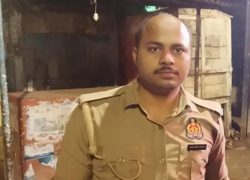 Chandauli News: ड्यूटी से लौट रहे चंदौली के सिपाही की सड़क हादसे में मौत, गांव में राजकीय सम्मान के साथ अंतिम संस्कार.
