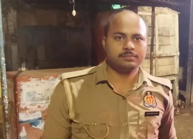 Chandauli News: ड्यूटी से लौट रहे चंदौली के सिपाही की सड़क हादसे में मौत, गांव में राजकीय सम्मान के साथ अंतिम संस्कार.
