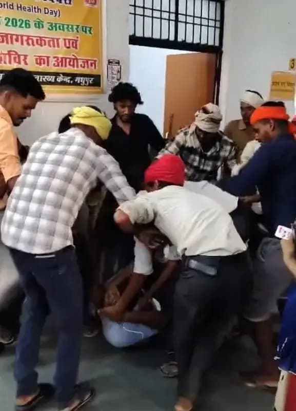 Sonbhadra News: सीएचसी में घुसकर हमला, अधीक्षक घायल; सरकारी रिकॉर्ड रजिस्टर फाड़ा.