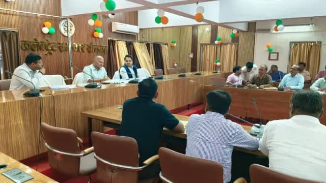 Sonbhadra News: विंध्य एक्सप्रेसवे के लिए भूमि अधिग्रहण में तेजी, डीएम ने दिए पारदर्शी कार्रवाई के निर्देश.