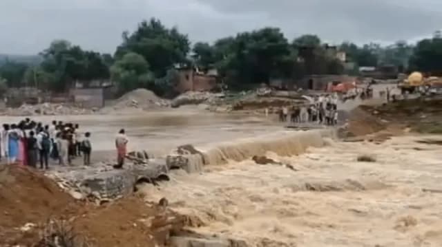 Sonbhadra News: बारिश में बहा गुरमा जिला कारागार का वैकल्पिक मार्ग, हजारों लोगों की बढ़ी परेशानी.