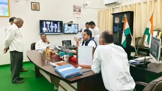 Sonbhadra News: जनसुनवाई में लापरवाही पर डीएम का बड़ा एक्शन, 11 अधिकारियों का वेतन अवरुद्ध.