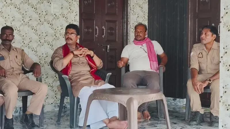 Chandauli News: सपा नेता अंजनी सिंह का सरकार पर हमला, बोले- घर पर पुलिस बिठाकर दबाई जा रही आवाज.
