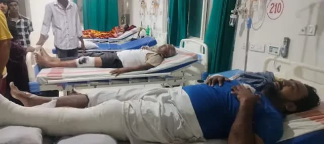 Chandauli News: तेज रफ्तार ऑटो ने बाइक व राहगीर को मारी टक्कर, बीडीसी सदस्य समेत तीन घायल.
