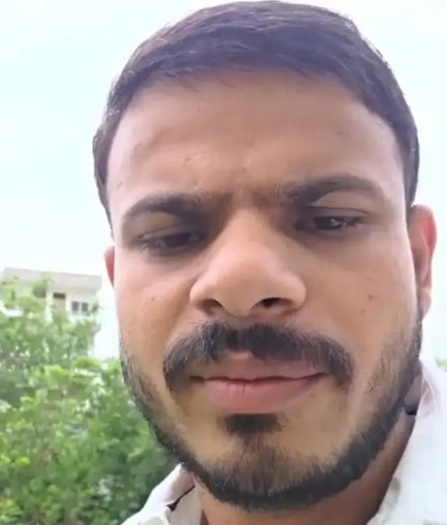 Chandauli News: पेपर लीक और छात्र आंदोलन के समर्थन में सकलडीहा मोड़ पर प्रदर्शन, अंकित यादव ने की शामिल होने की अपील.
