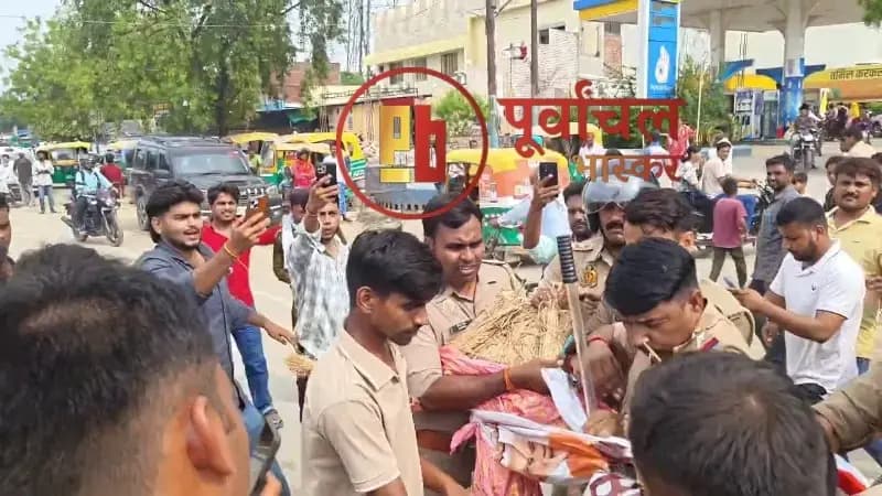 Chandauli News: NEET पेपर लीक के विरोध में छात्रों का प्रदर्शन, पीएम का पुतला फुकने का प्रयास, पुलिस का हल्का बल प्रयोग.
