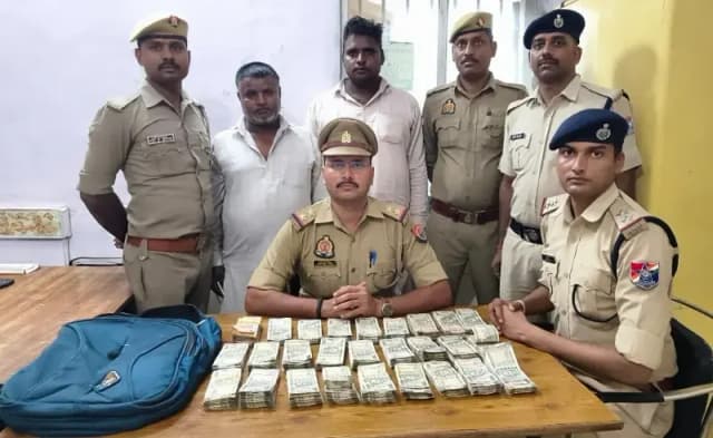 Chandauli News: श्रमजीवी एक्सप्रेस से ₹13.33 लाख नकद बरामद, दस्तावेज न मिलने पर आयकर विभाग ने संभाली जांच.
