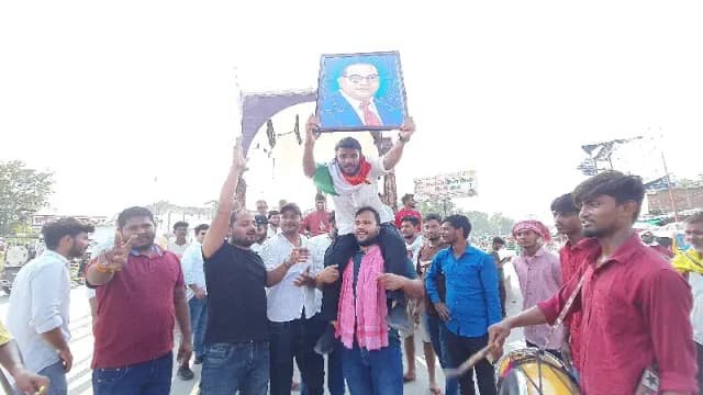 Chandauli News: धर्मेंद्र प्रधान के इस्तीफे पर ढोल-नगाड़ों के साथ युवाओं का जश्न, मिठाई बाँटकर मनाई खुशी.

