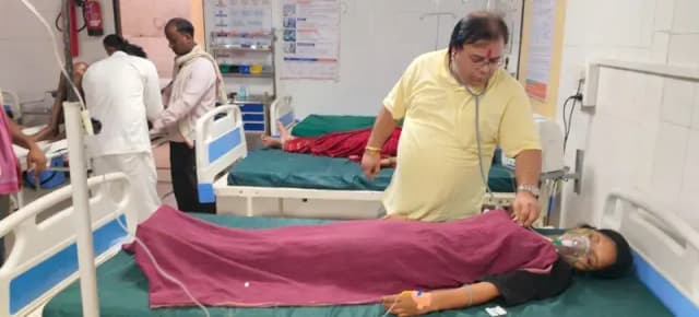 Chandauli News: घर में काम कर रही युवती को सांप ने डसा, हालत गंभीर होने पर वाराणसी ट्रॉमा सेंटर रेफर.
