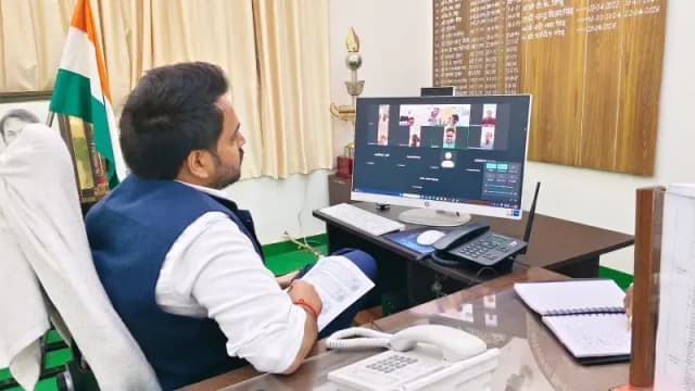 Sonbhadra News: राजस्व वादों के त्वरित निस्तारण पर डीएम सख्त, लापरवाही पर कार्रवाई की चेतावनी.