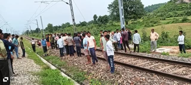 Sonbhadra News: मालगाड़ी की चपेट में आने से 14 वर्षीय किशोर की मौत, गांव में पसरा मातम.