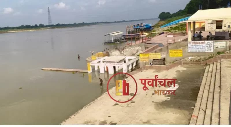 Chandauli News: गंगा का जलस्तर बढ़ते ही तटवर्ती गांवों में बढ़ी चिंता, मंदिर तक पहुंचा पानी, किसानों में दहशत.
